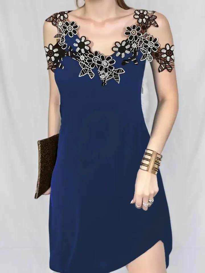 Kleid mit V-Ausschnitt und kalter Schulter