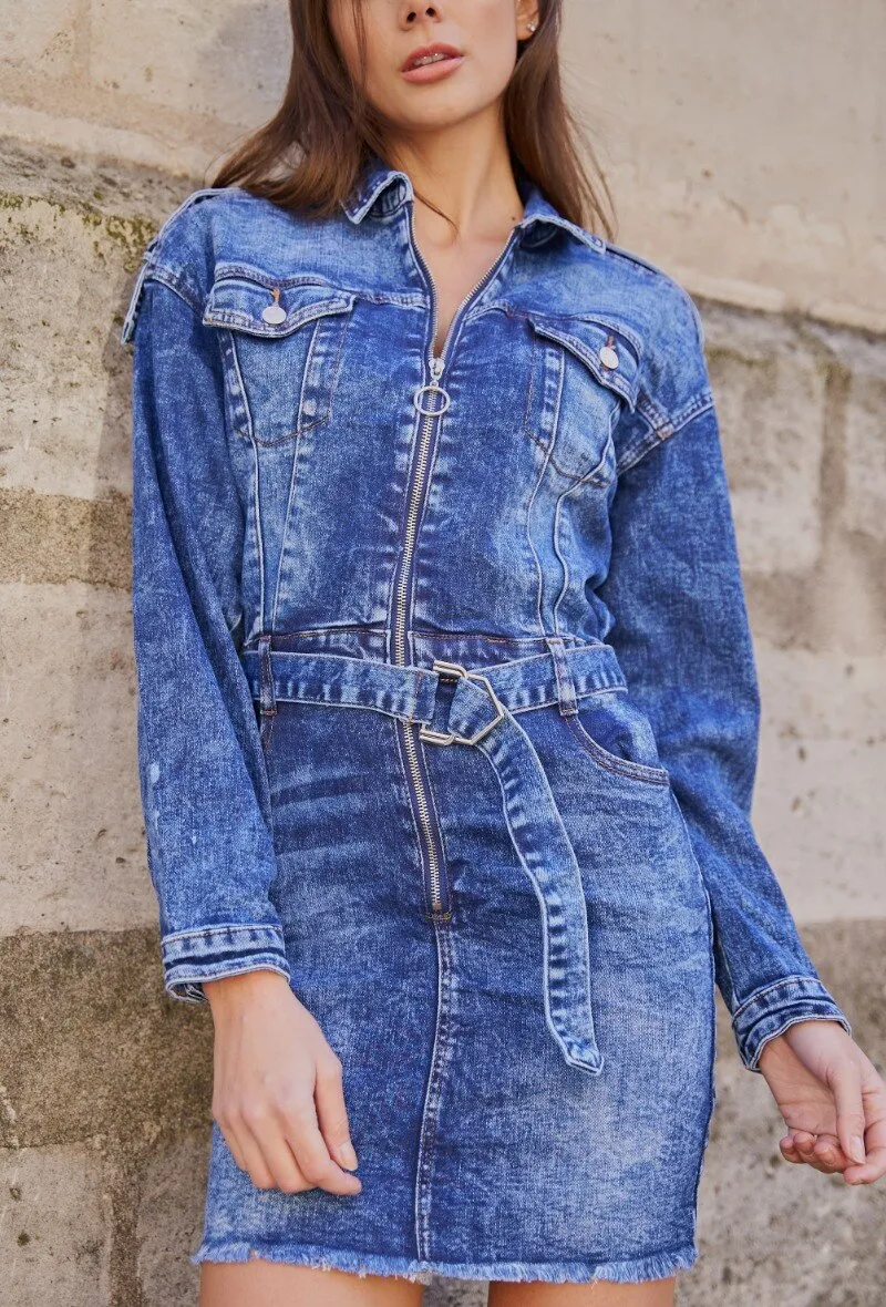 Kurzes Oversized-Stretch-Jeanskleid mit Gürtel