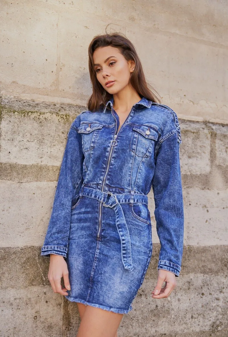 Kurzes Oversized-Stretch-Jeanskleid mit Gürtel