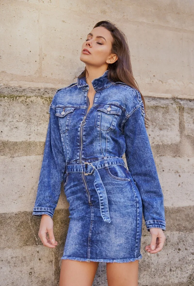 Kurzes Oversized-Stretch-Jeanskleid mit Gürtel