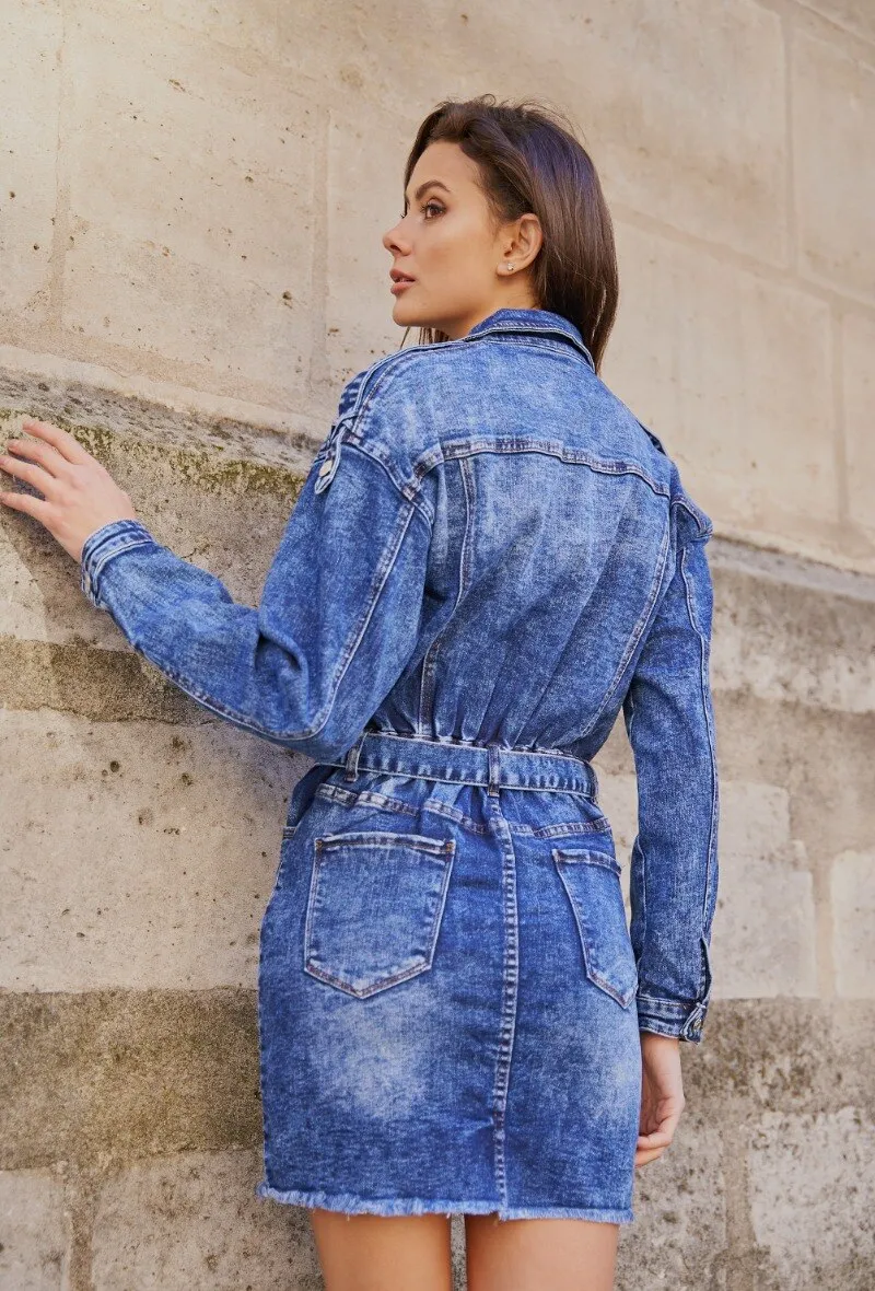 Kurzes Oversized-Stretch-Jeanskleid mit Gürtel