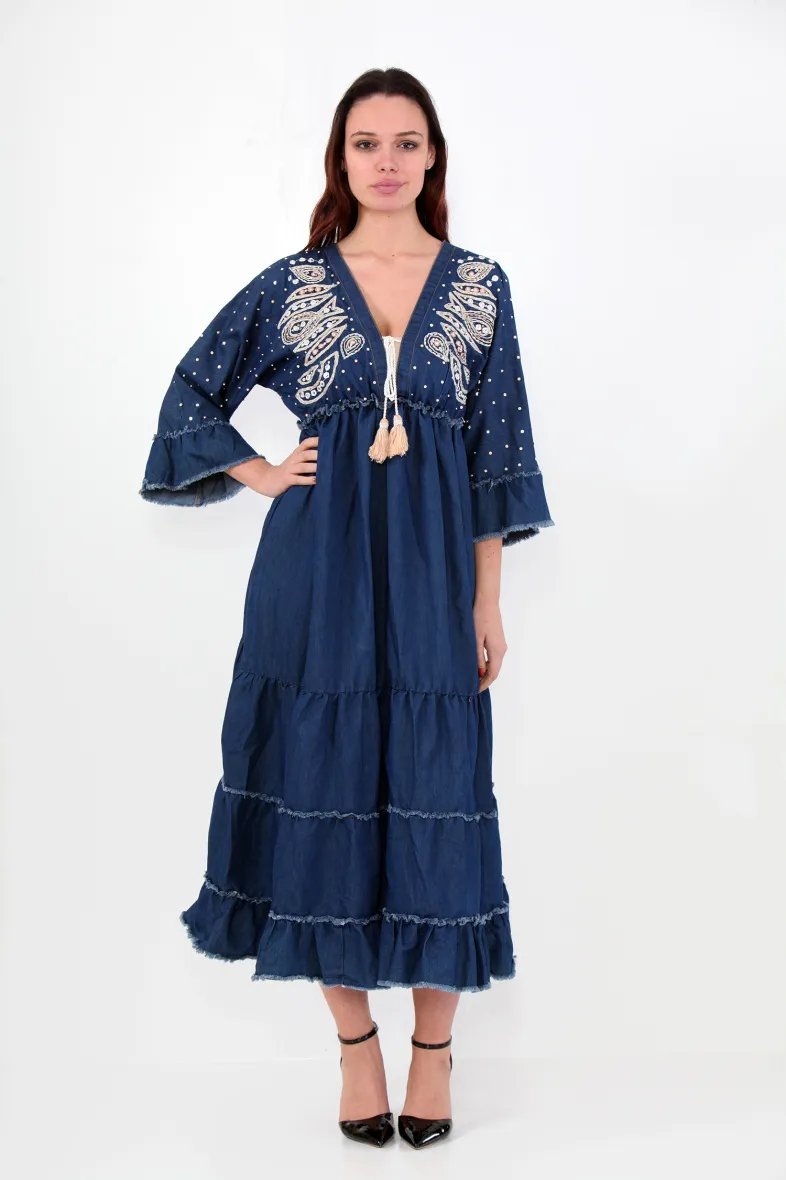 Langes blaues Jeanskleid, verziert mit prächtiger Stickerei aus weißem 1315-Garn.