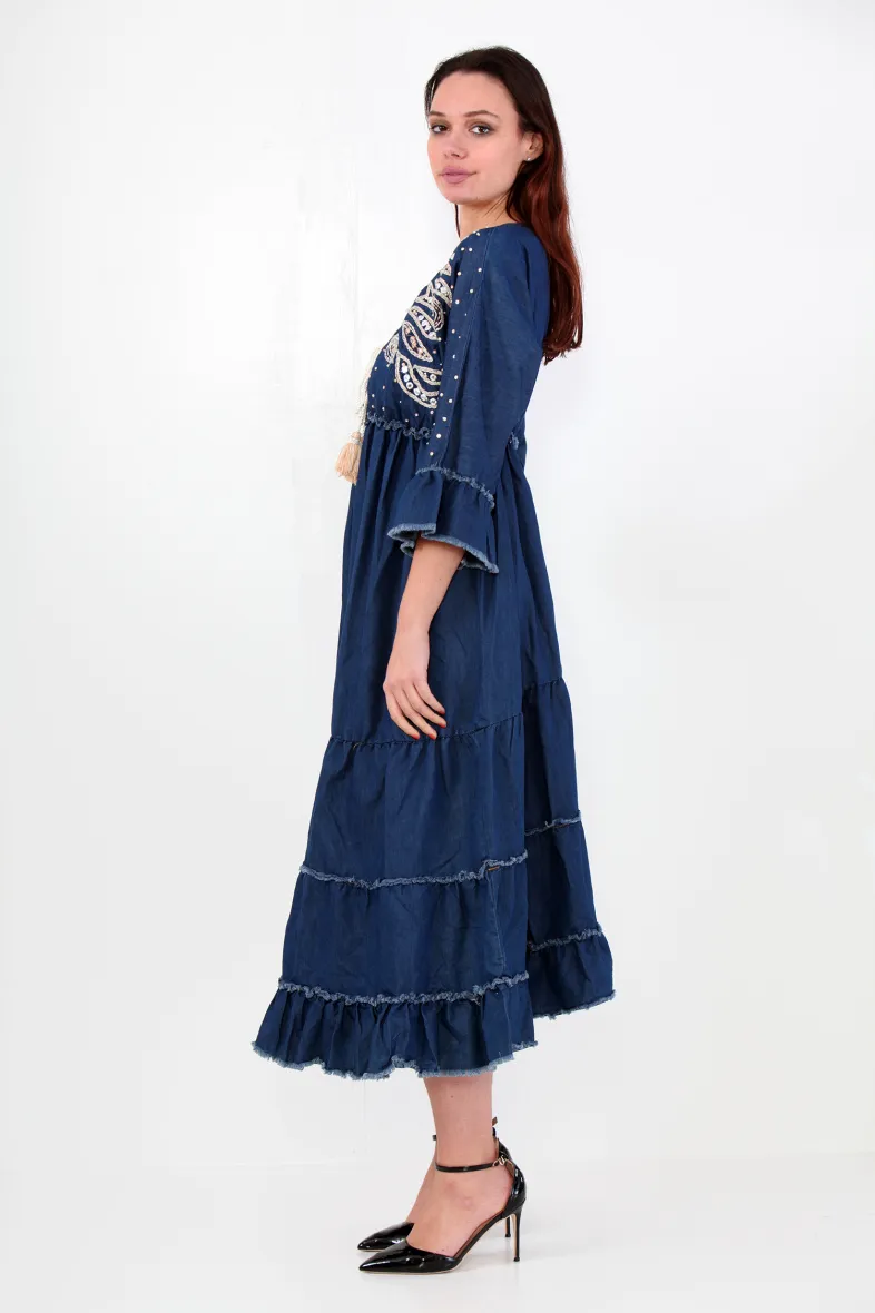 Langes blaues Jeanskleid, verziert mit prächtiger Stickerei aus weißem 1315-Garn.