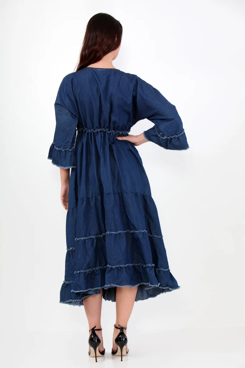 Langes blaues Jeanskleid, verziert mit prächtiger Stickerei aus weißem 1315-Garn.