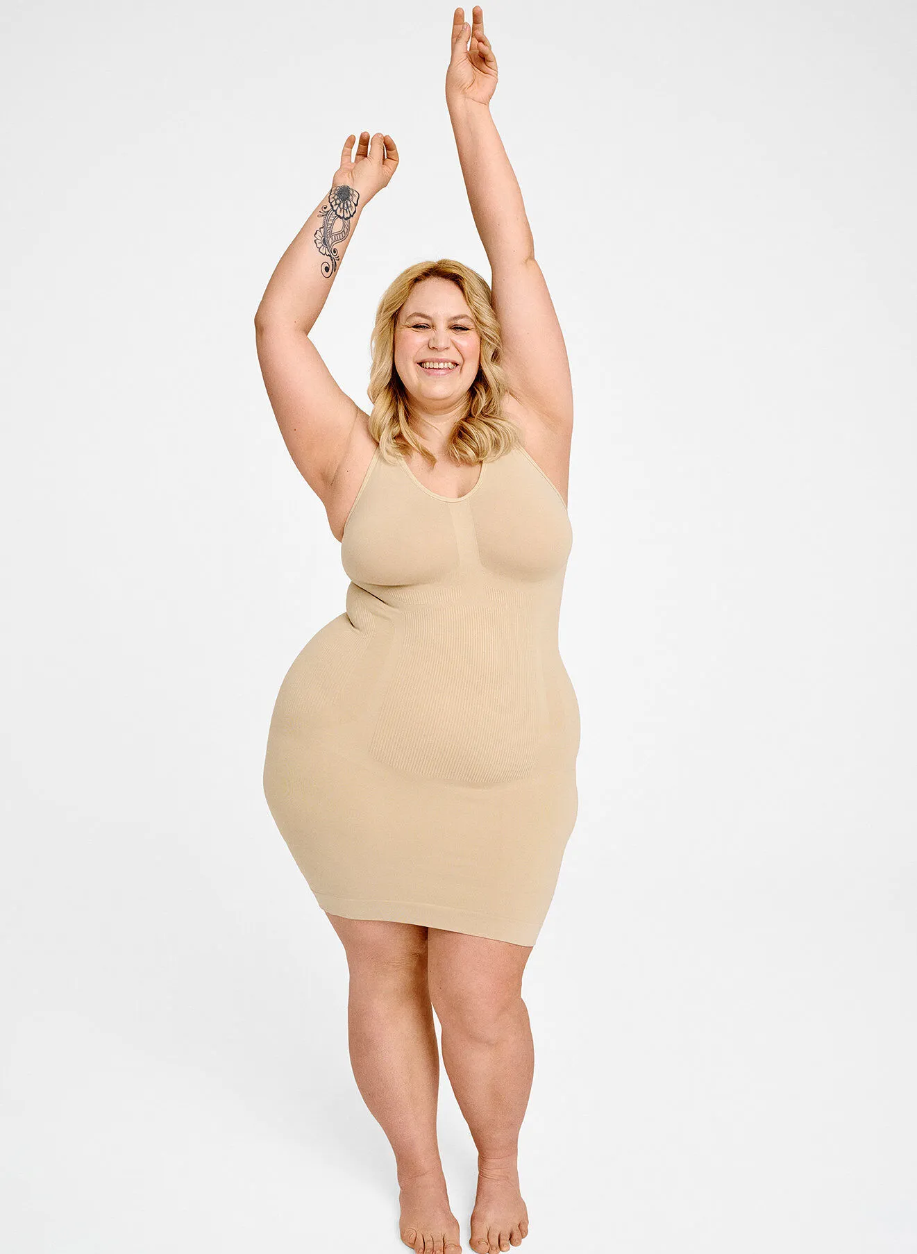 Shapewear Kleid mit breiten Trägern.